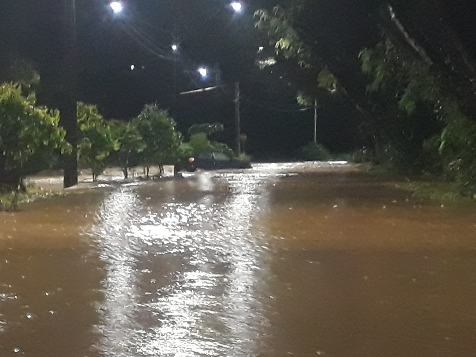 Carro fica ilhado na Rua Manoel Rodrigues Jacob em Araraquara